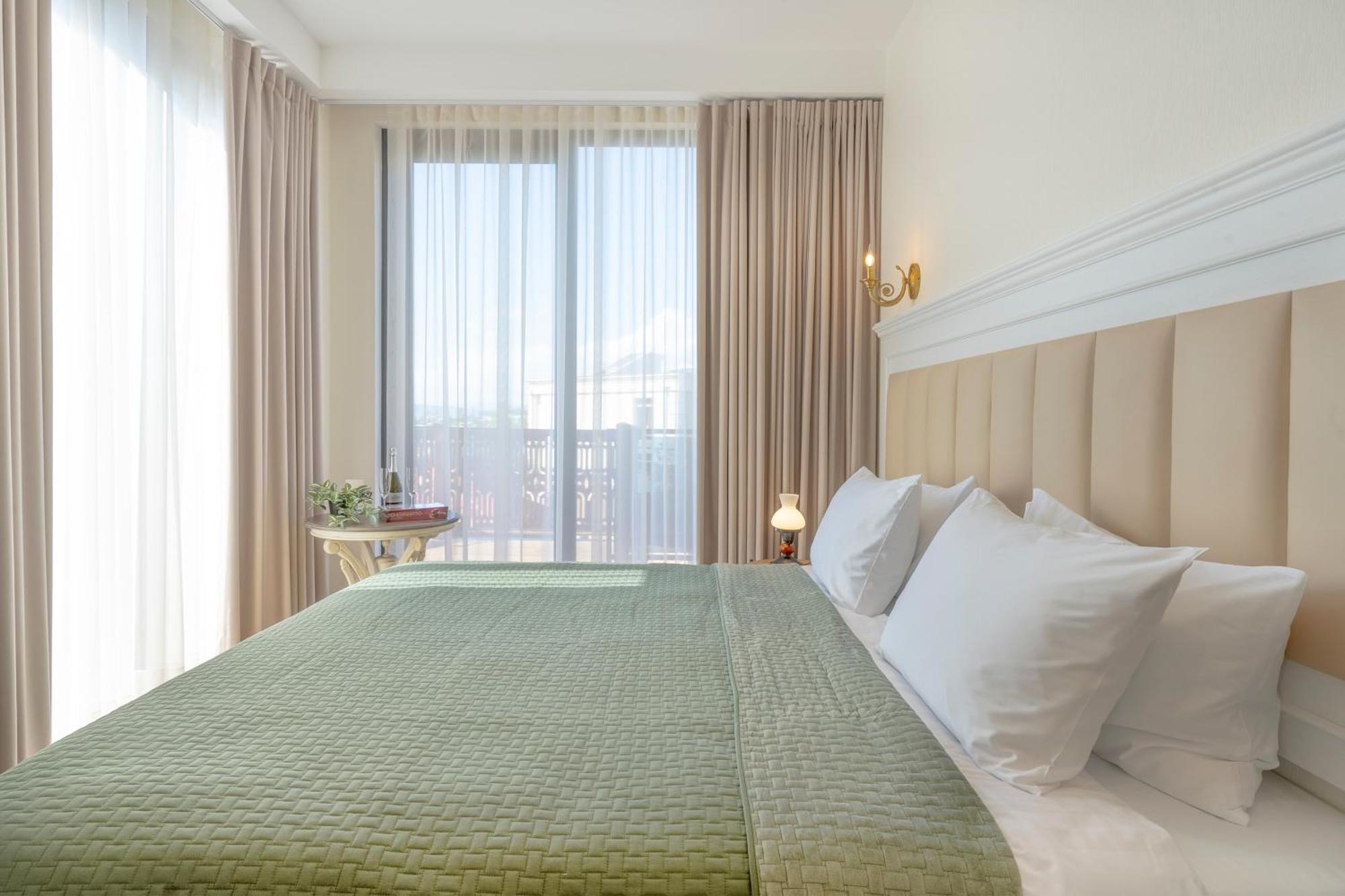 Iris Hotel ティビリシ エクステリア 写真
